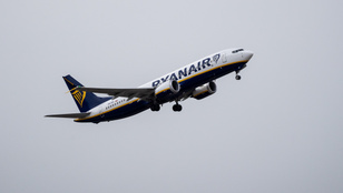 Csaknem 18 órán át várakoztak a Ryanair Budapestre tartó utasai Szardínián