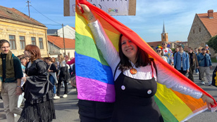 Megtartották a negyedik Pécs Pride felvonulást, David Pressman nagykövet is megjelent