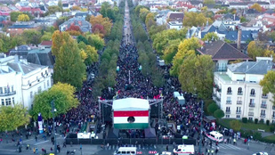 Orbán Viktor visszatér Budapestre, Magyar Péterék utcára vonulnak