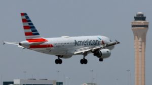 Méltatlanul bánt mozgáskorlátozott utasaival az American Airlines, most gigabírságot kell fizetnie