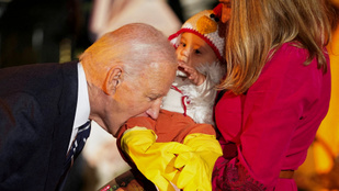 Joe Biden nem bír magával, már megint megharapdált egy gyereket