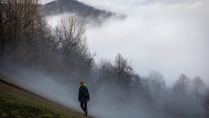 Nem szűnik a köd, de a napsütés még áttörhet a fátylán