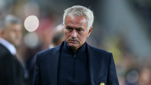 José Mourinhót földbe döngölték az edzésen, játékosai jót nevettek a megsérült mesteren