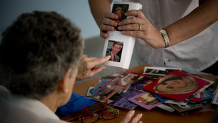 Az Alzheimer-kór kutatói szerint egy új készülék lassíthatja a tüneteket