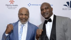 Minden napra egy Mike Tyson-bomba: Evander Holyfield kihívta a füle megcsonkítóját!