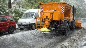 Az utakon baleseteket, a MÁV-nál és a Volánbusznál pedig járatkéséseket okozott a havazás