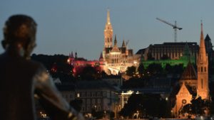 Hamarosan ünnepi fényekbe öltözik Budapest, de ki rendelhet magának még ünnepi díszvilágítást?