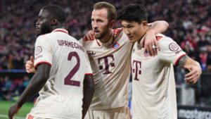 A müncheni szurkolók a párizsi tulajt gyalázták, a Bayern legyőzte a PSG-t