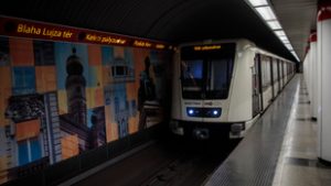 Leállt a 2-es metró, egy utasokkal teli szerelvény az alagútban rekedt