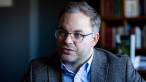Elkezdődött Orbán Balázs doktori védése, aktivisták várták a helyszínen