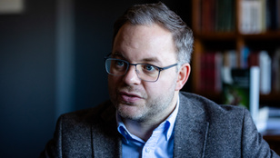 Elkezdődött Orbán Balázs doktori védése, aktivisták várták a helyszínen