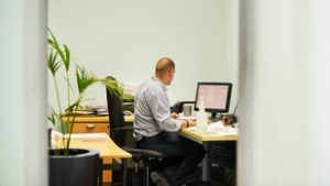 Nyitott a munkahelyváltásra a fehérgalléros dolgozók többsége