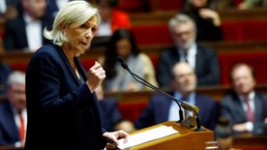 Le Pen megbuktatta a francia kormányt, felkészülhet Macron?