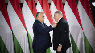 Orbán Viktor átadta Mr. Oroszországnak a Magyar Érdemrend középkeresztjét