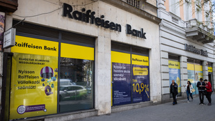 A Raiffeisen Bank áthárítja lakossági ügyfeleire a tranzakciós illetékemelést