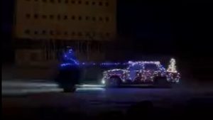 Driftelve díszített karácsonyfát Jászapátin egy Lada sofőrje