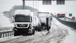 Megérkezett a havazás, baleseteket és fennakadásokat okozott az utakon