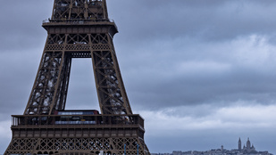 Káosz Párizsban: kigyulladt az Eiffel-torony, evakuálták a turistákat