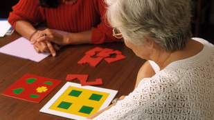 Angliában engedélyezhetik az első, az Alzheimer-kór lefolyását lassító gyógyszert