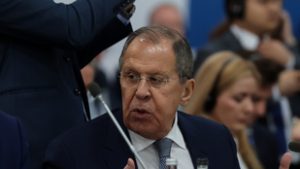 Szergej Lavrov: Mindenhonnan ki kellene tiltani Zelenszkijt az öltözéke miatt