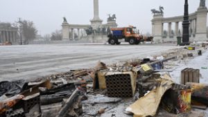 Budapesten nyolc tonna tűzijáték-maradványt és üveget takarítottak össze a közművek munkatársai