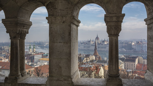 A Halászbástyánál 1500 forintért lehet gyönyörködni a budapesti panorámában