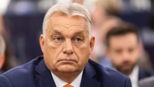 A vakációs fotója miatt azt terjesztik Orbán Viktorról a Redditen, hogy hat lábujja van a bal lábán