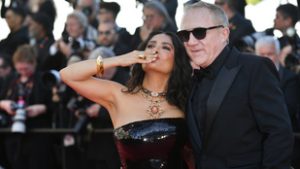 Salma Hayek milliárdos férjének is húznia kell a luxusnadrágszíjon