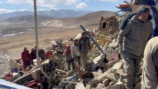 Egyre több a tibeti földrengés halálos áldozatainak száma, a hatóságok versenyt futnak az idővel