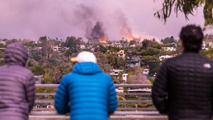 Legkevesebb két halálos áldozata van a Los Angeles közelében pusztító erdőtüzeknek