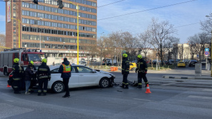 Baleset történt a XII. kerületben, két autó karambolozott egymással