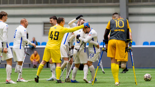 A háború miatt amputált végtagú ukrán katonáknak rendeztek történelmi futballtornát