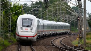 A kábelekbe kapaszkodva utazott egy magyar férfi a 282 kilométer per órás sebességgel közlekedő vonaton