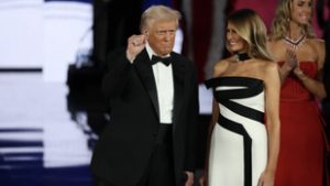 Beiktatták Donald Trumpot, óriási tömeg előtt írta alá első elnöki rendeleteit