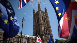 Felüthették a képviselők italát, bezárhatják a parlamenti bárokat a Westminster palotában