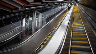 A kormány jóindulatától függ, lejuthatnak-e a metróba a kerekesszékkel, babakocsival közlekedők