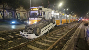 Villamosnak ütközött, majd a feje tetején landolt egy autó Budapesten