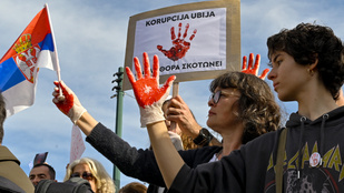 Blokád alá vonták a tüntetők Belgrád legnagyobb csomópontját