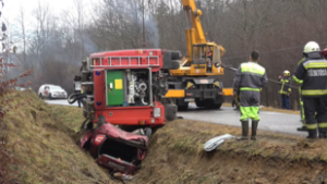 Mentésre várt a fejtetőre állt skodás, aztán ráborult egy tűzoltóautó