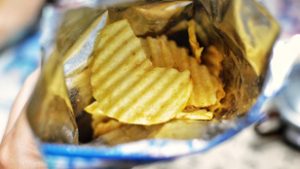 Tovább szedi áldozatait a zsugorinfláció, a Milka és az egyik tortilla chips is összemegy