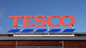 Jó hírt kaptak a Tesco dolgozói, több pénzt vihetnek haza márciustól