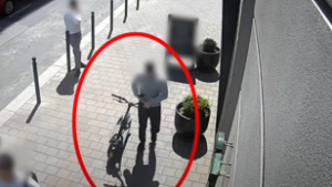 Életveszélyesen megsérült egy gyalogos, miután vitába keveredett egy rolleressel