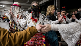 Miért csúfolták a farsang végén a pártában maradt lányokat a kikosarazott legények?