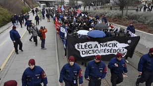 A nézetkülönbség ellenére az antifa tüntetők és a kitörés emléktúra résztvevői is békésen demonstráltak