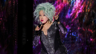 Cyndi Lauper a padlóból mászott elő budapesti koncertjén