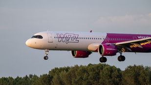 Szakít a készpénzzel a Wizz Air, változások jönnek a fedélzeten