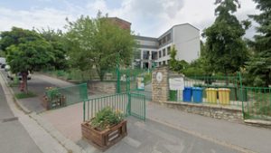 Rendőrök vonultak ki egy budapesti gimnáziumba egy Elf Bar miatt