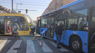 Kisiklott a 17-es villamos a Kolosy téren, majd egy busznak ütközött