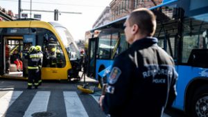 Videón az elkerülhetetlen karambol, ahogy a villamos a busz oldalába hajtott