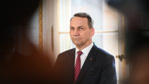 A lengyel külügyminiszter népszavazást tartana „az orbáni Magyarország EU-tagságáról”